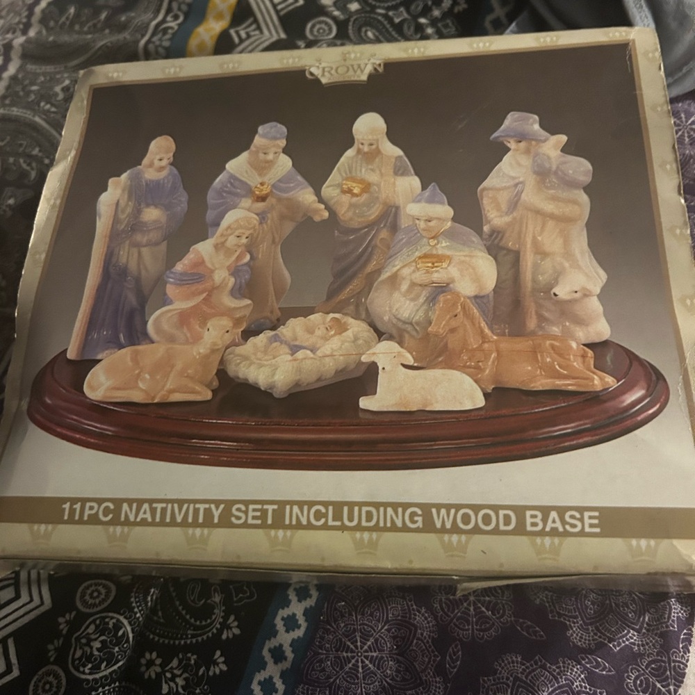 Vintage International Bazaar 11 pc Pastel Porcelain Nativity Set no wood base